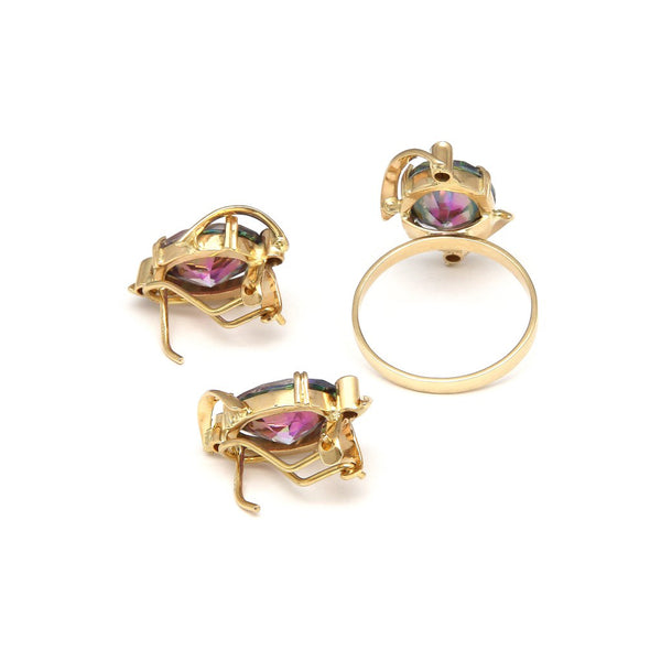 Juego de anillo y aretes calados con topacios y sintéticos en oro amarillo 14 kilates.