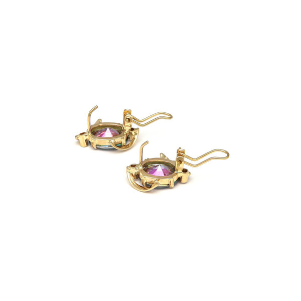 Juego de anillo y aretes calados con topacios y sintéticos en oro amarillo 14 kilates.