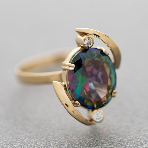 Juego de anillo y aretes calados con topacios y sintéticos en oro amarillo 14 kilates.
