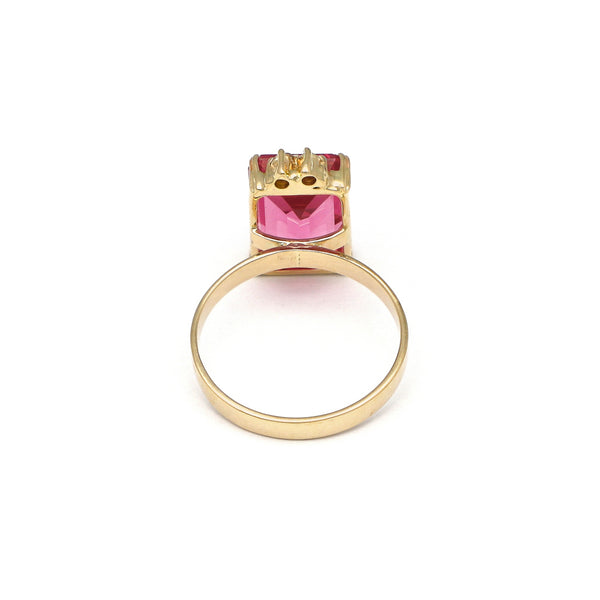 Anillo diseño especial con diamantes y rodonita en oro amarillo 14 kilates.