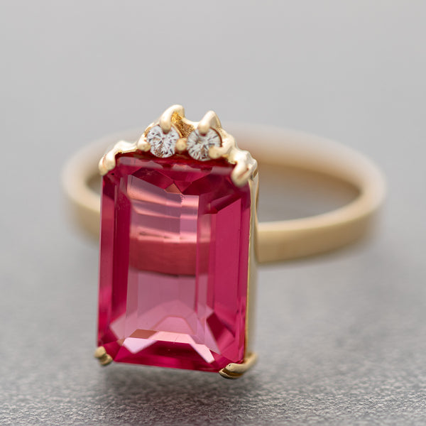 Anillo diseño especial con diamantes y rodonita en oro amarillo 14 kilates.