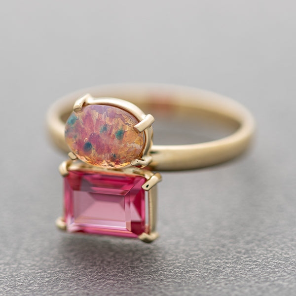 Juego de anillo y aretes diseño especial con rosa de Francia y ópalo en oro amarillo 14 kilates.