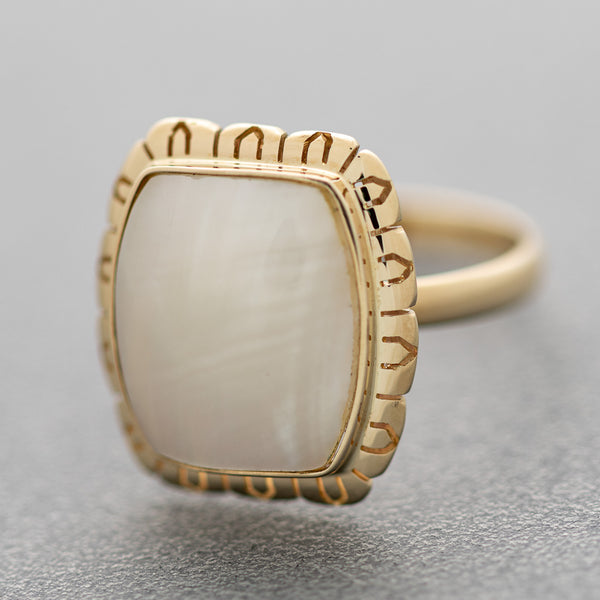 Juego de anillo y aretes diseño especial con perlas osmeñas barril en oro amarillo 14 kilates.