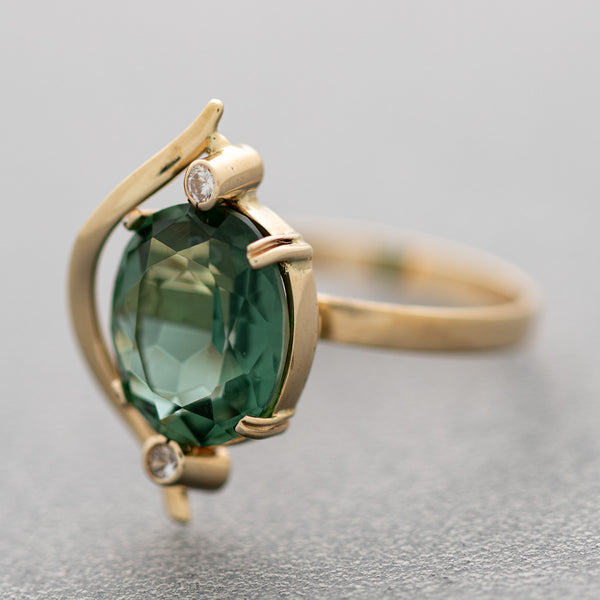 Juego de anillo y aretes calados con cuarzos y circonias en oro amarillo 14 kilates.