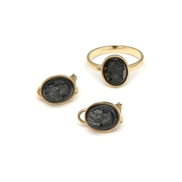Juego de anillo y aretes diseño especial Motivo dama de perfil con ónix en oro amarillo 14 kilates.