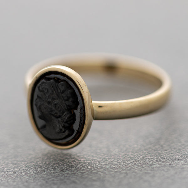 Juego de anillo y aretes diseño especial Motivo dama de perfil con ónix en oro amarillo 14 kilates.