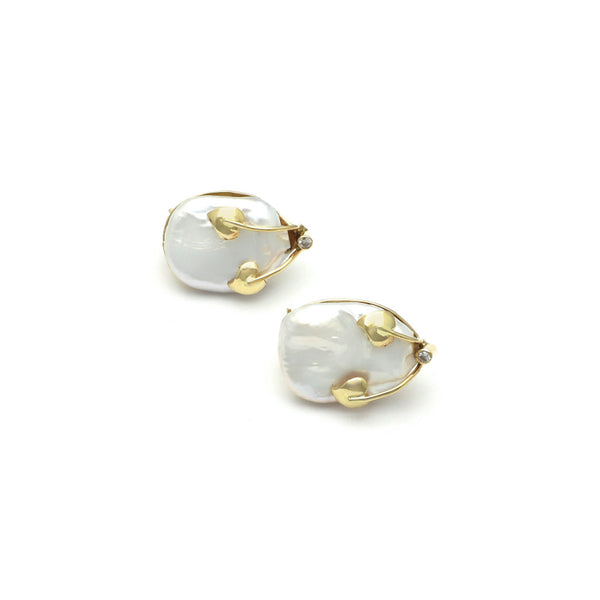 Aretes diseño especial motivo hojas con diamantes y perlas barrocas planas en oro amarillo 14 kilates.