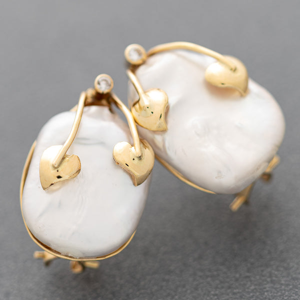 Aretes diseño especial motivo hojas con diamantes y perlas barrocas planas en oro amarillo 14 kilates.