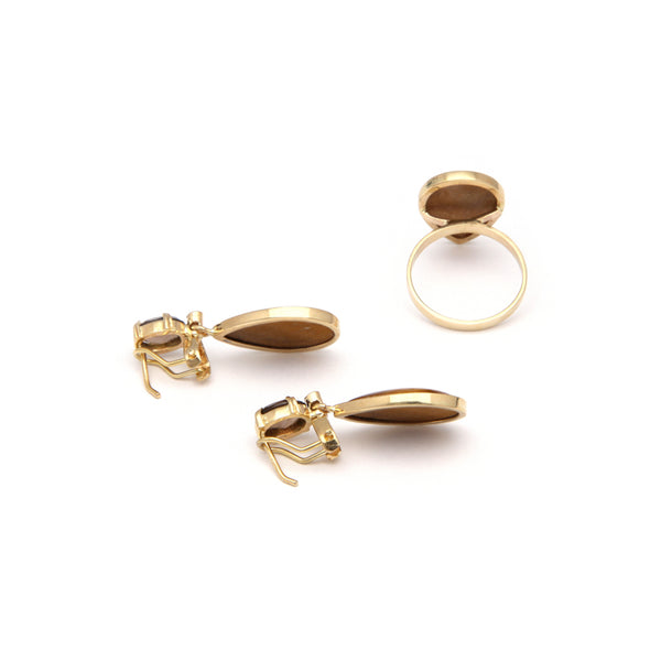 Juego de anillo y aretes estilizados con colgantes de topacios, ojos de tigre y sintéticos en oro amarillo 14 kilates.