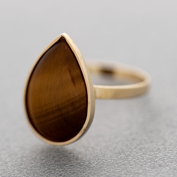 Juego de anillo y aretes estilizados con colgantes de topacios, ojos de tigre y sintéticos en oro amarillo 14 kilates.