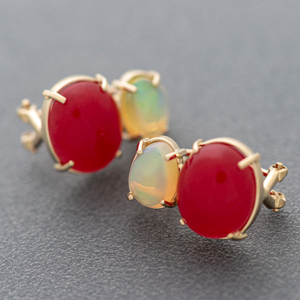 Aretes diseño especial con cornolitas y ópalos en oro amarillo 14 kilates.
