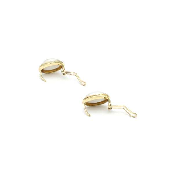 Aretes diseño especial con medias perlas en oro amarillo 14 kilates.