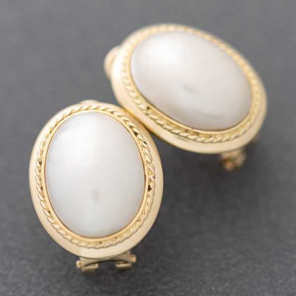 Aretes diseño especial con medias perlas en oro amarillo 14 kilates.