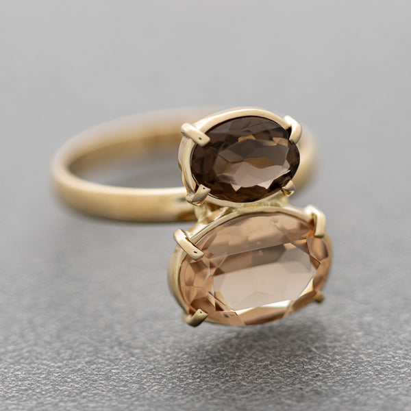 Juego de anillo y aretes diseño especial con topacio ahumado en oro amarillo 14 kilates.