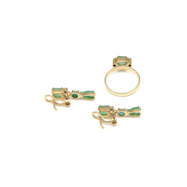 Juego de anillo y aretes diseño especial con diamantes y esmeraldas en oro amarillo 14 kilates.