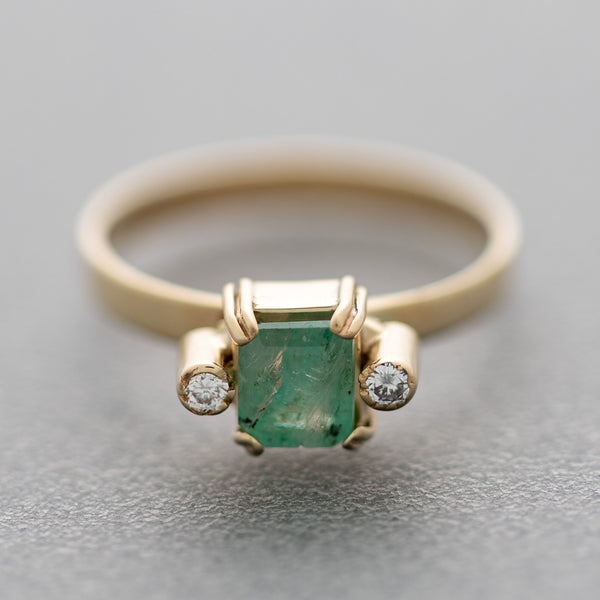 Juego de anillo y aretes diseño especial con diamantes y esmeraldas en oro amarillo 14 kilates.
