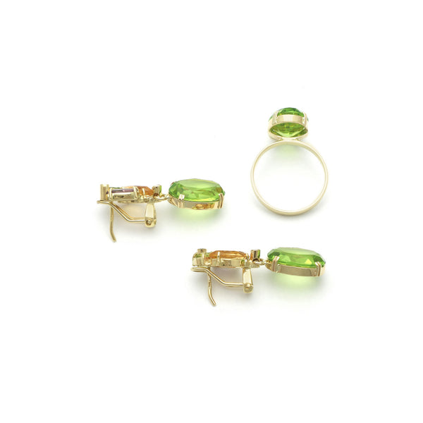 Juego de anillo y aretes diseño especial con colgantes de peridotos y sintéticos en oro amarillo 14 kilates.
