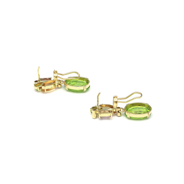Juego de anillo y aretes diseño especial con colgantes de peridotos y sintéticos en oro amarillo 14 kilates.