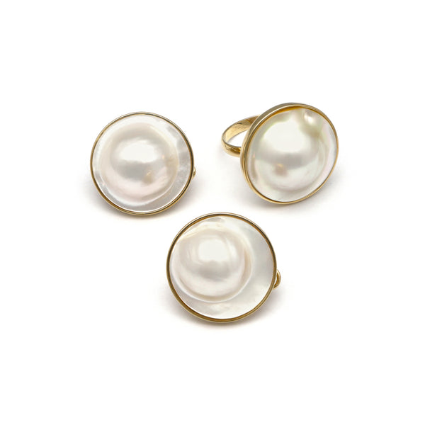 Juego de anillo y aretes diseño especial con medias perlas blister en oro amarillo 14 kilates.