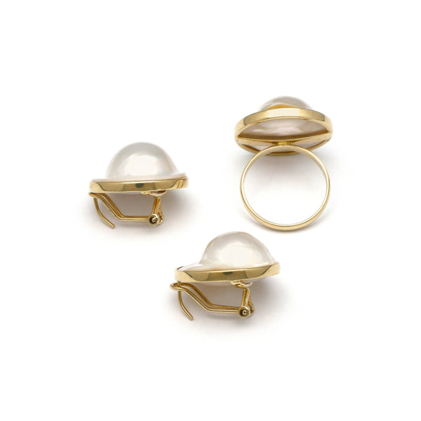 Juego de anillo y aretes diseño especial con medias perlas blister en oro amarillo 14 kilates.