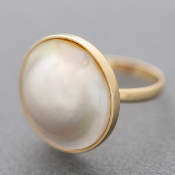 Juego de anillo y aretes diseño especial con medias perlas blister en oro amarillo 14 kilates.