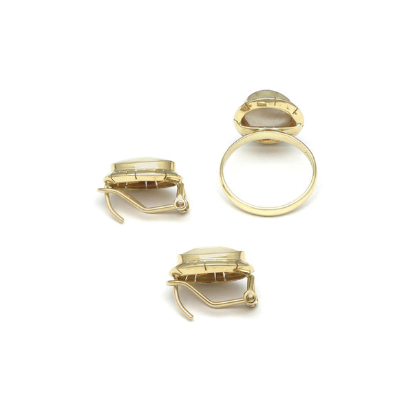 Juego de anillo y aretes calados con osmeña oro amarillo 14 kilates.