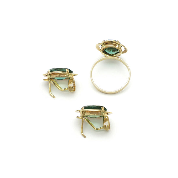 Juego de anillo y aretes diseño especial con cuarzo verde en oro amarillo 14 kilates.