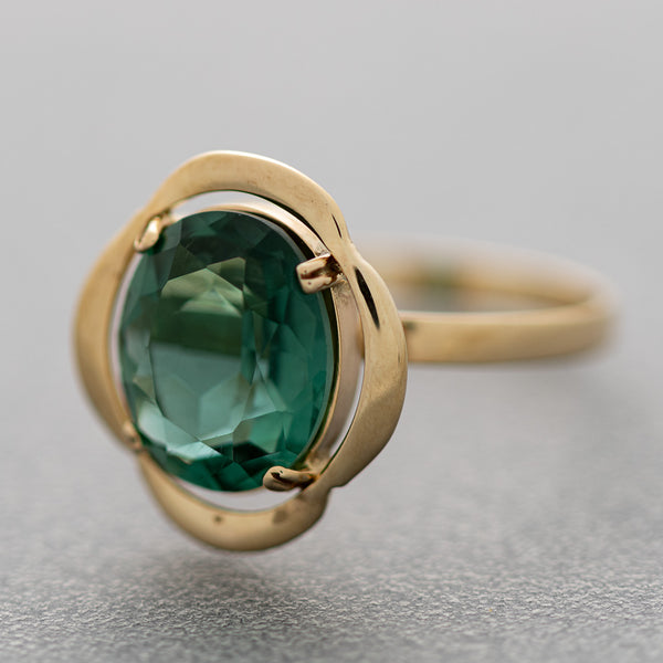 Juego de anillo y aretes diseño especial con cuarzo verde en oro amarillo 14 kilates.
