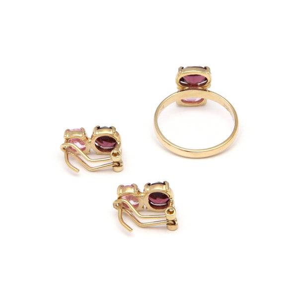 Juego de anillo y aretes diseño especial con amatista y rosa de Francia en oro amarillo 14 kilates.