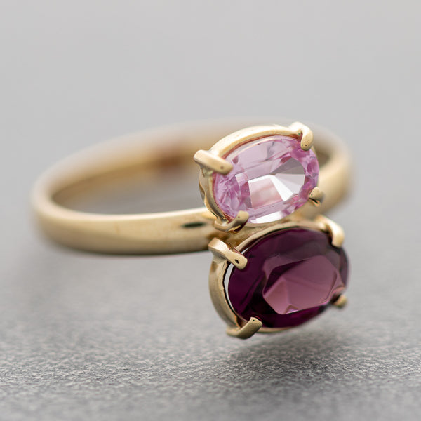 Juego de anillo y aretes diseño especial con amatista y rosa de Francia en oro amarillo 14 kilates.