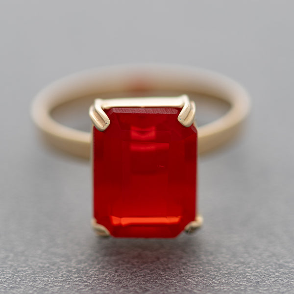 Juego de anillo y aretes diseño especial con diamantes y jacinto en oro amarillo 14 kilates.