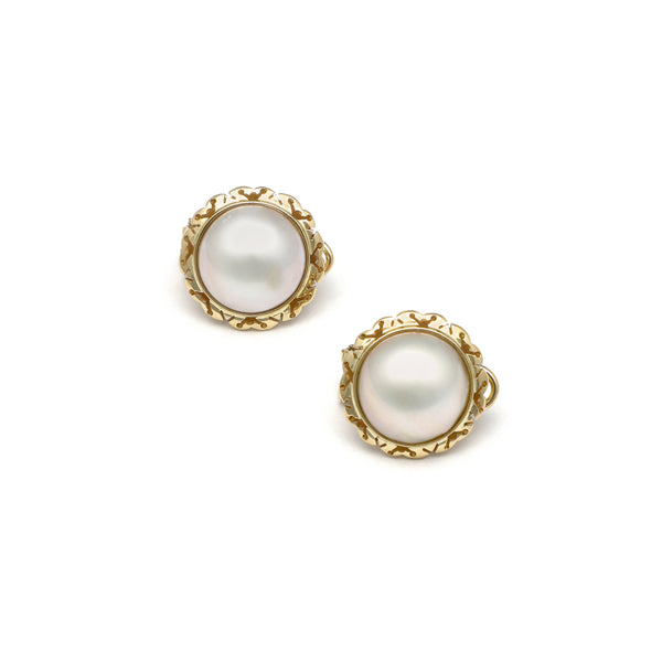 Aretes calados con media perla en oro amarillo 14 kilates.