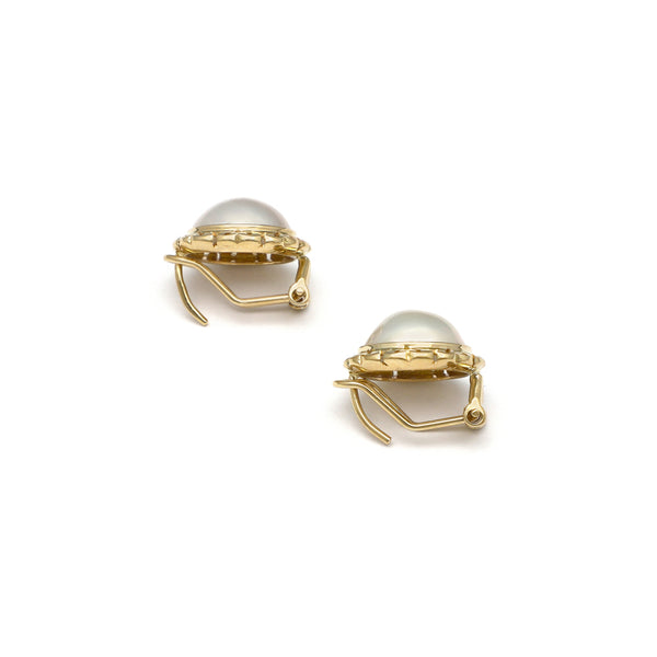 Aretes calados con media perla en oro amarillo 14 kilates.