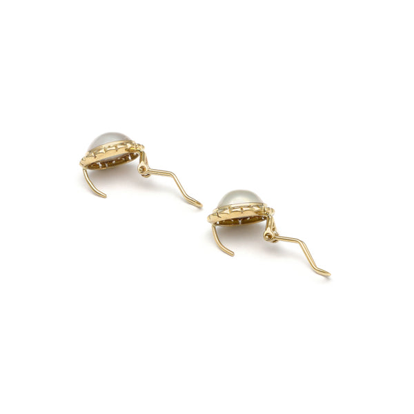 Aretes calados con media perla en oro amarillo 14 kilates.