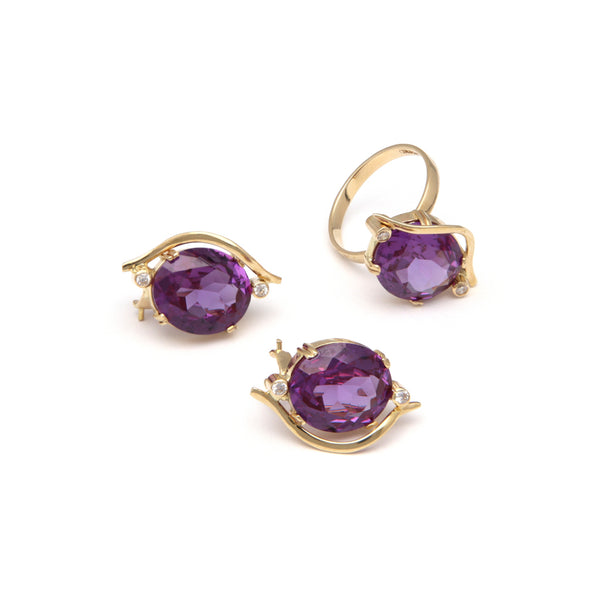 Juego de anillo y aretes diseño especial con diamantes y alejandrinas en oro amarillo 14 kilates.