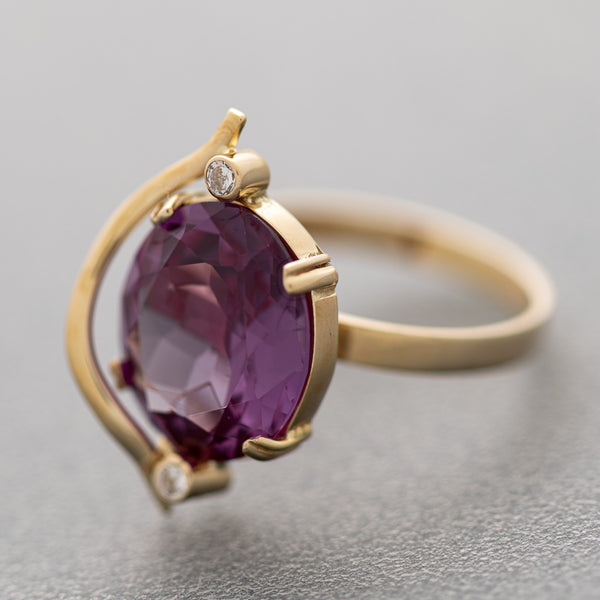 Juego de anillo y aretes diseño especial con diamantes y alejandrinas en oro amarillo 14 kilates.