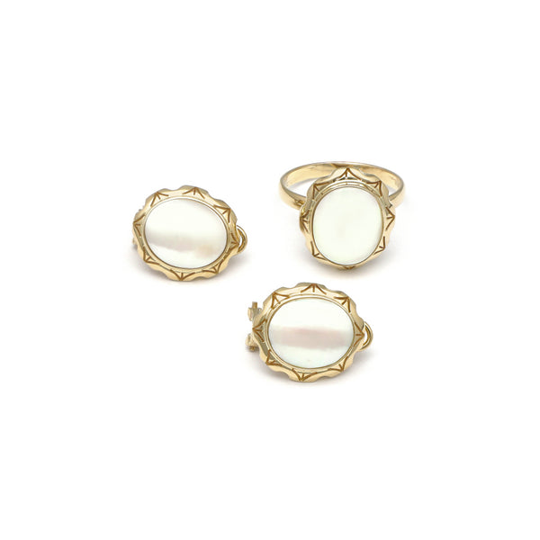 Juego de anillo y aretes calados con osmeña en oro amarillo 14 kilates.