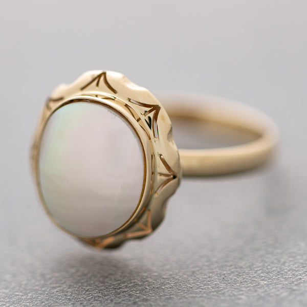 Juego de anillo y aretes calados con osmeña en oro amarillo 14 kilates.