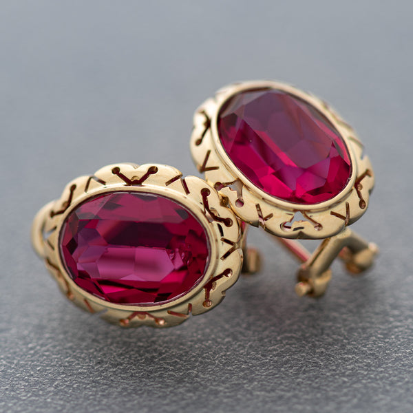 Aretes diseño especial con rubíes en oro amarillo 14 kilates.