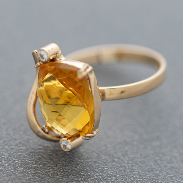Juego de anillo y aretes calados con citrinos y sintéticos en oro amarillo 14 kilates.