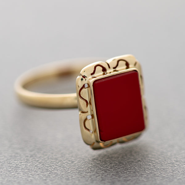 Juego de anillo y aretes diseño especial con ágata roja en oro amarillo 14 kilates.