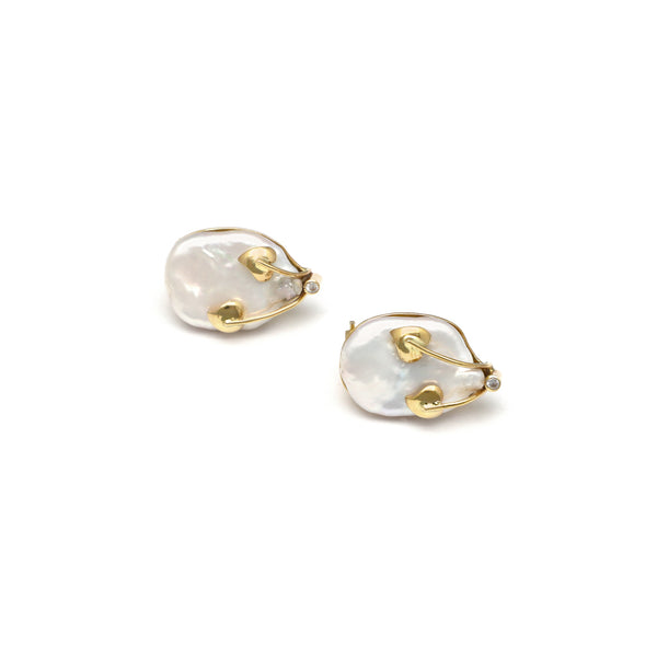Aretes diseño especial motivo hojas con diamantes y perlas barrocas planas en oro amarillo 14 kilates.