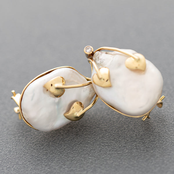 Aretes diseño especial motivo hojas con diamantes y perlas barrocas planas en oro amarillo 14 kilates.