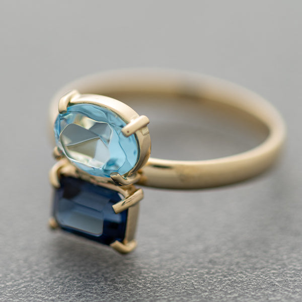 Juego de anillo y aretes diseño especial con Zafiro y Aguamarina en oro amarillo 14 kilates.