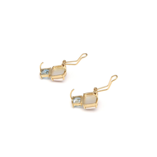 Juego de anillo y aretes diseño especial con Media perla y topacios en oro amarillo 14 kilates.