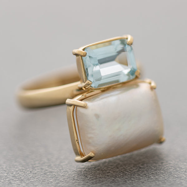 Juego de anillo y aretes diseño especial con Media perla y topacios en oro amarillo 14 kilates.