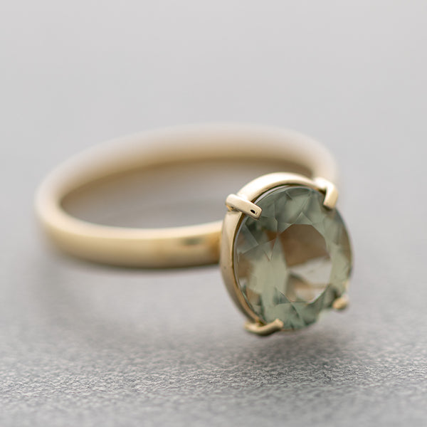 Juego de anillo y aretes diseño especial con morganita verde y turmalina rosa en oro amarillo 14 kilates.