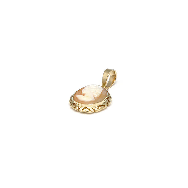 Dije calado motivo camafeo con corniola en oro amarillo 14 kilates.