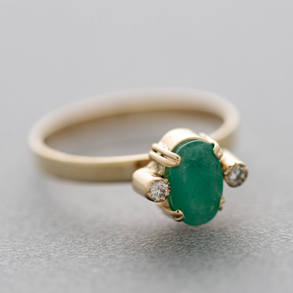 Juego de anillo, aretes y dije diseño especial con diamantes y esmeraldas en oro amarillo 14 kilates.