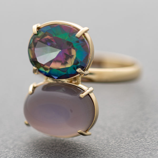 Juego de anillo y aretes diseño especial con calcedonia y mística en oro amarillo 14 kilates.